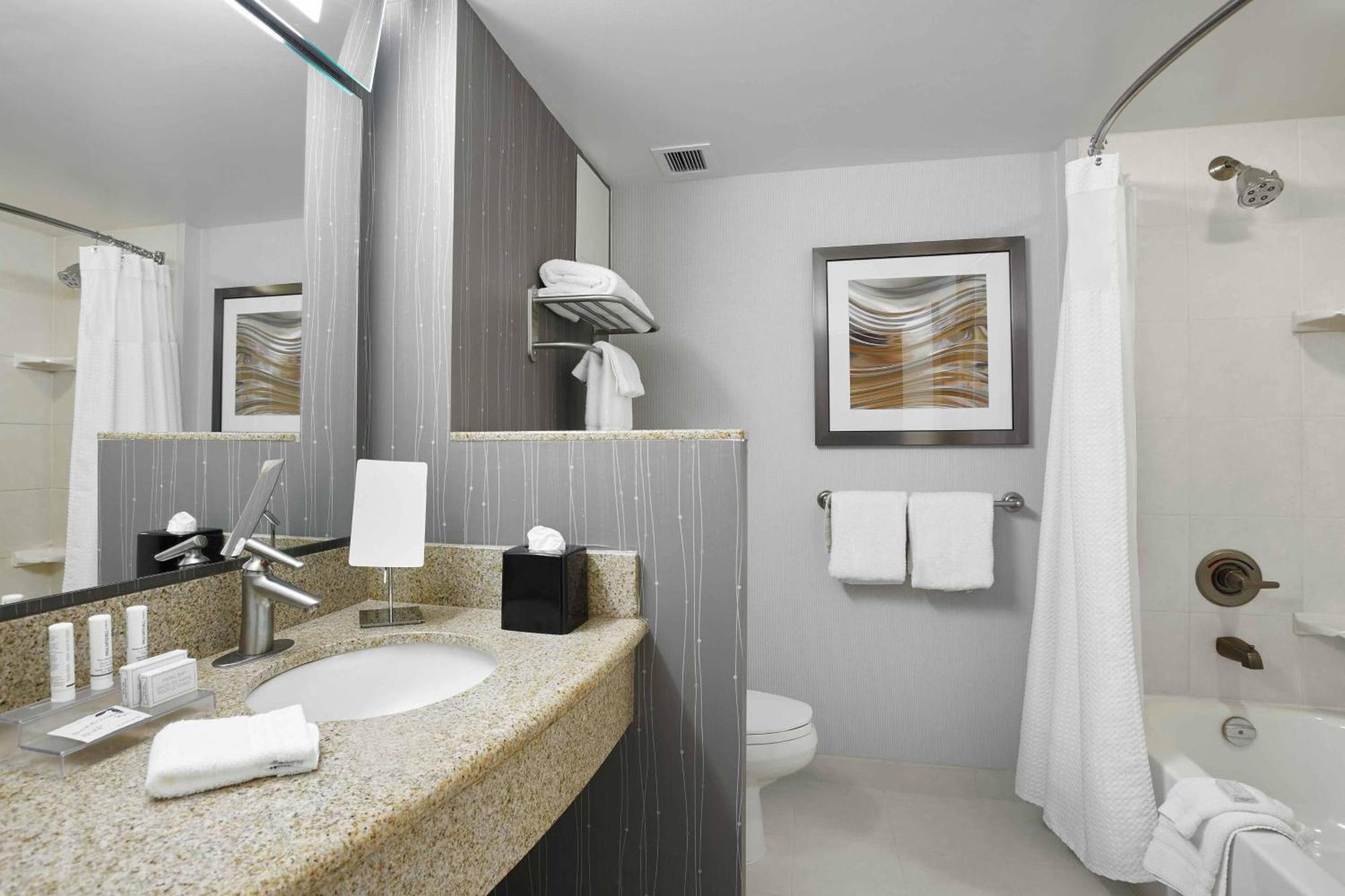 Courtyard By Marriott Toronto Brampton Hotel Bagian luar foto